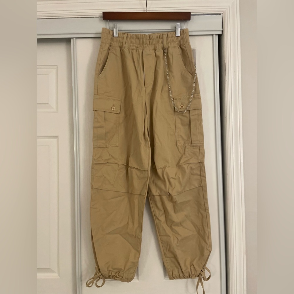 NWT Forever 21 Beige Cargo Pants Size Medium